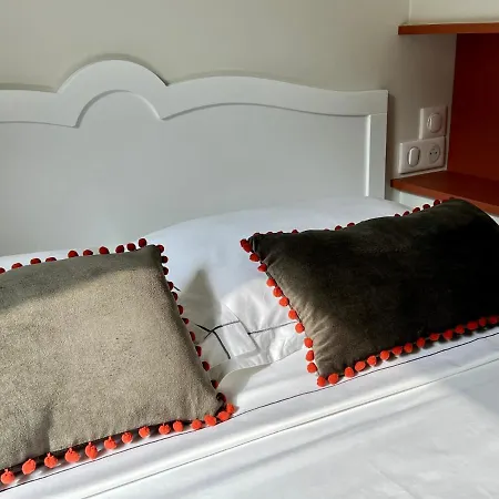 Les Petits Volets 2 Bed and Breakfast