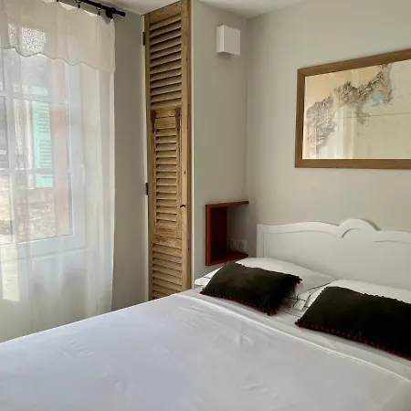 Les Petits Volets 2 3*