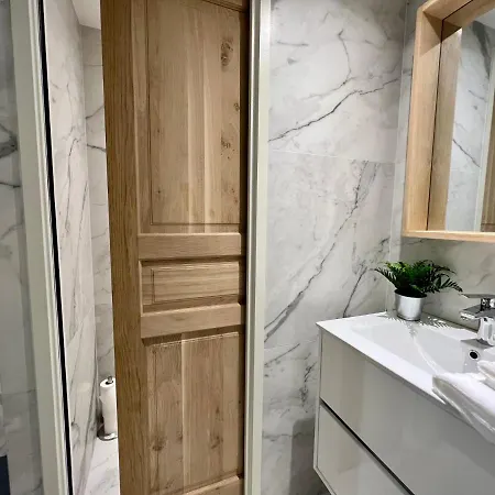 Les Petits Volets 2 Bed and Breakfast 3*