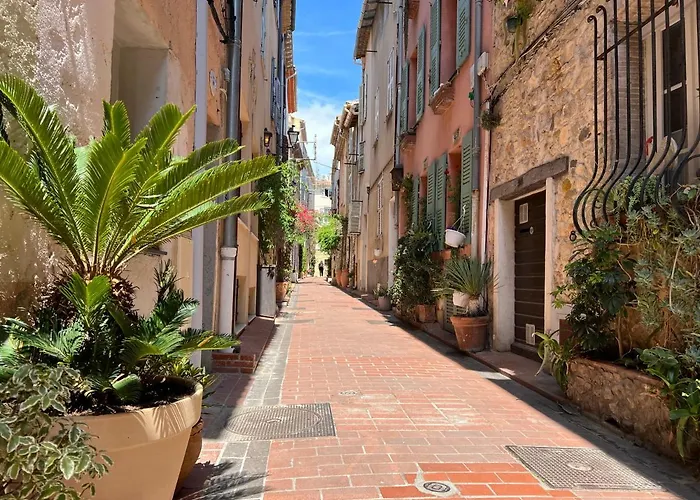 Les Petits Volets 2 Bed & Breakfast 3*